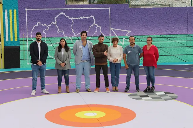 Presentación del acabado de la pista deportiva del CEIP