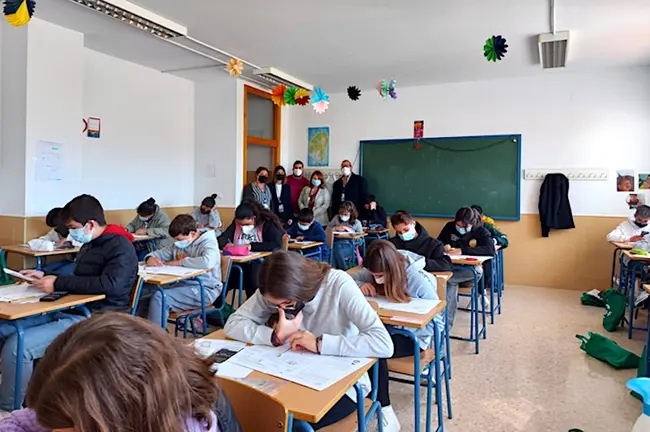 Alumnos participando en la competición