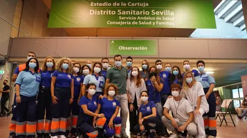 El presidente Janma Moreno posa con profesionales sanitarios