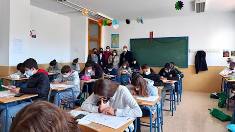 Alumnos participando en la competición