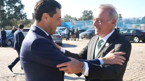 el-presidente-de-la-junta-de-andaluci-a-juanma-moreno-i-saluda-al-cantante-sevillano-jose-manuel-soto-d-ep_4_800x450