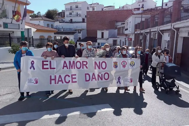 Conmemoración 25N Benamocarra -corporación y asociación de mujeres.