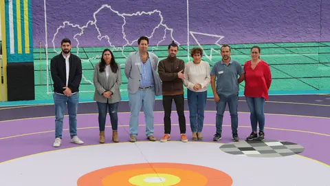 Presentación del acabado de la pista deportiva del CEIP