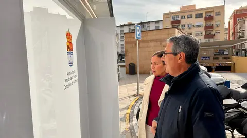 alcalde junto a concejala