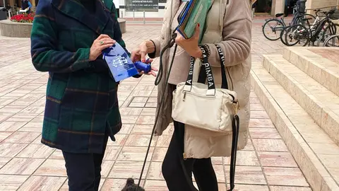 Cjala y propietaria mascota